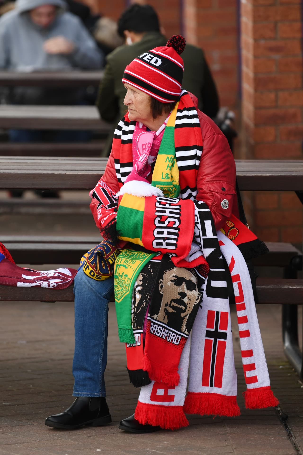 Bufandas, playeras retro y hasta tatuajes hicieron parte del colorido previo que se vivió en Old Trafford y sus inmediaciones este miércoles. Los aficionados del Manchester United llegaron con la esperanza de dar un paso hacia las Semifinal de la UEFA Champions League ante el Barcelona.