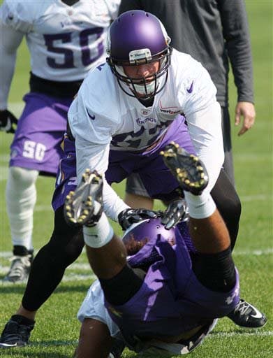 Chad Greenway en pleno bloqueo (AP-NFL).