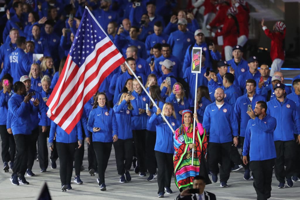 La delegación de Estados Unidos sale a desfilar al mando de su abanderada Kathleen Sharkey.