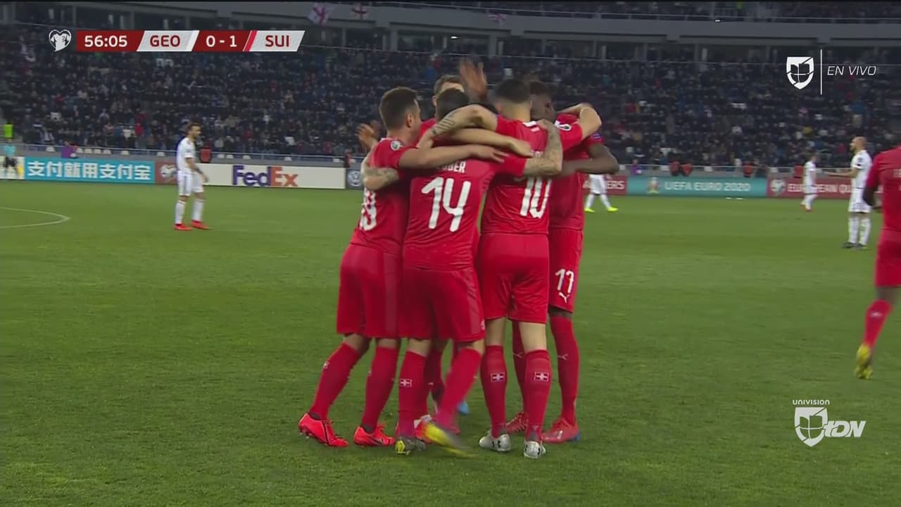 ¡A los defensas les faltó aplaudir! Balonazo largo que fue definido por Zuber para aventajar a Suiza