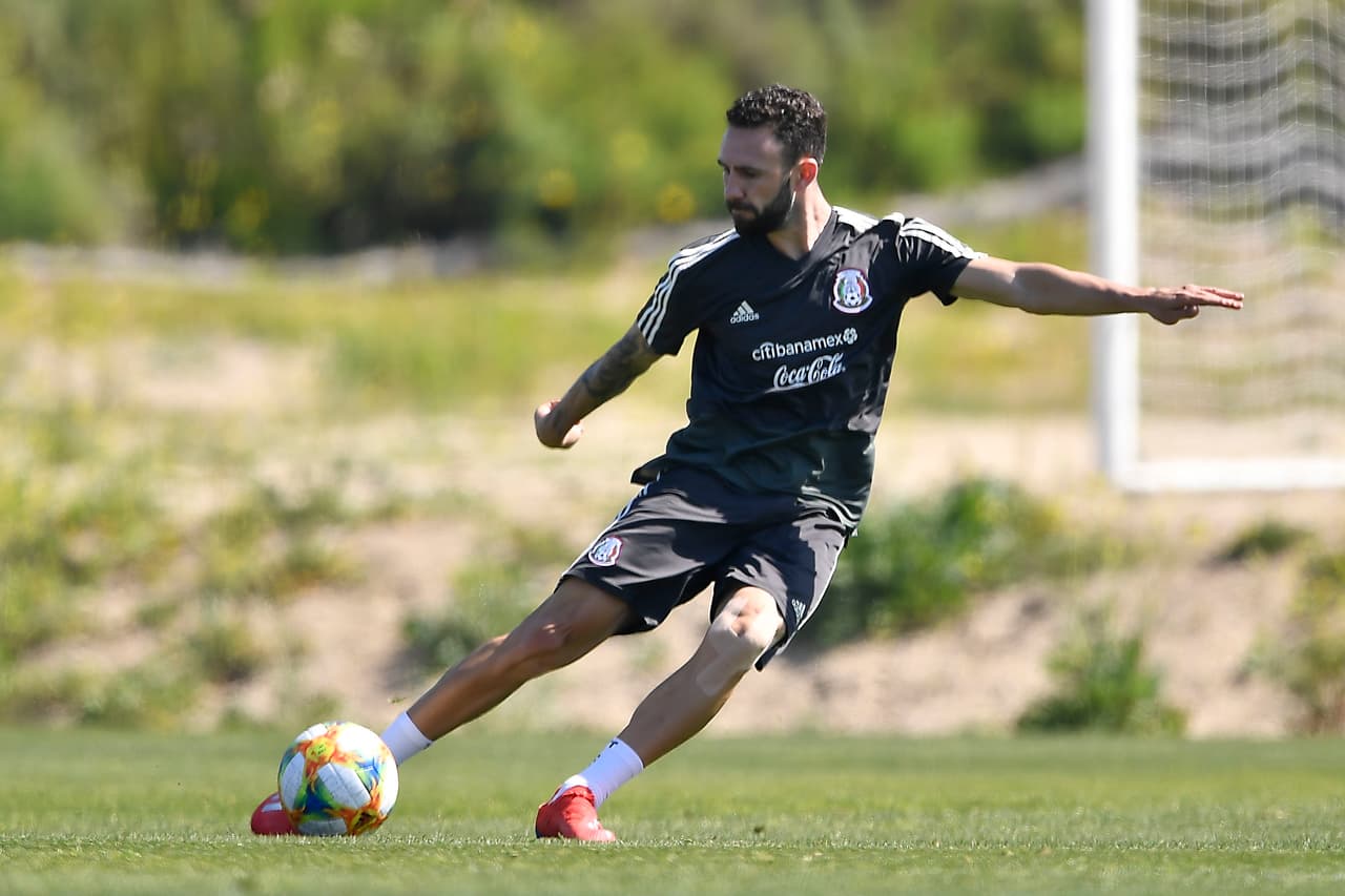 Otro jugador del equipo de Rayados, Miguel Layún, calibrando los pases de larga distancia con pierna derecha.