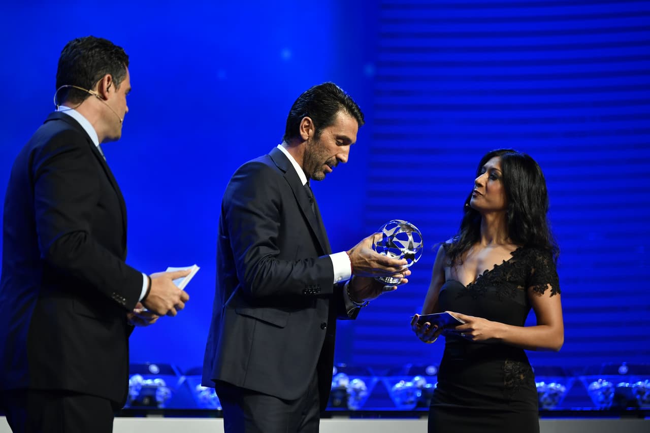El italiano Gianluigi Buffon obtuvo el premio como mejor portero de la pasada temporada, galardón al que optaba junto al meta del Bayern Múnich Manuel Neuer y el del Atlético Madrid Jan Oblack.
