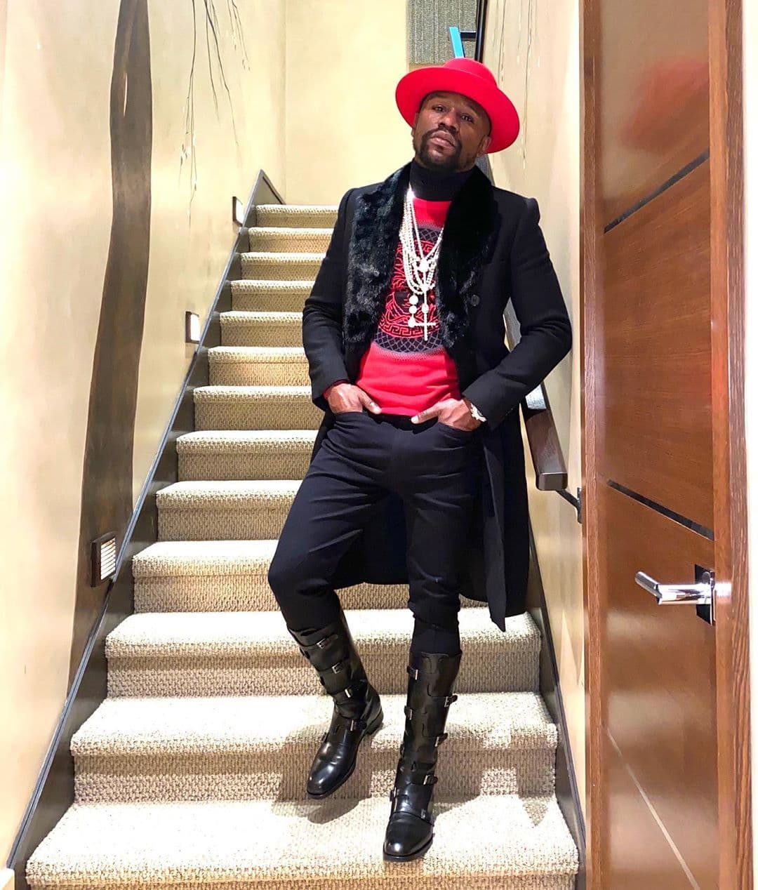 El polémico exboxeador, Floyd Mayweather es un entusiasta de la moda, aunque de repente se viste muy adelantado a nuestra época. Te compartimos algunos outfits del genio y figura.