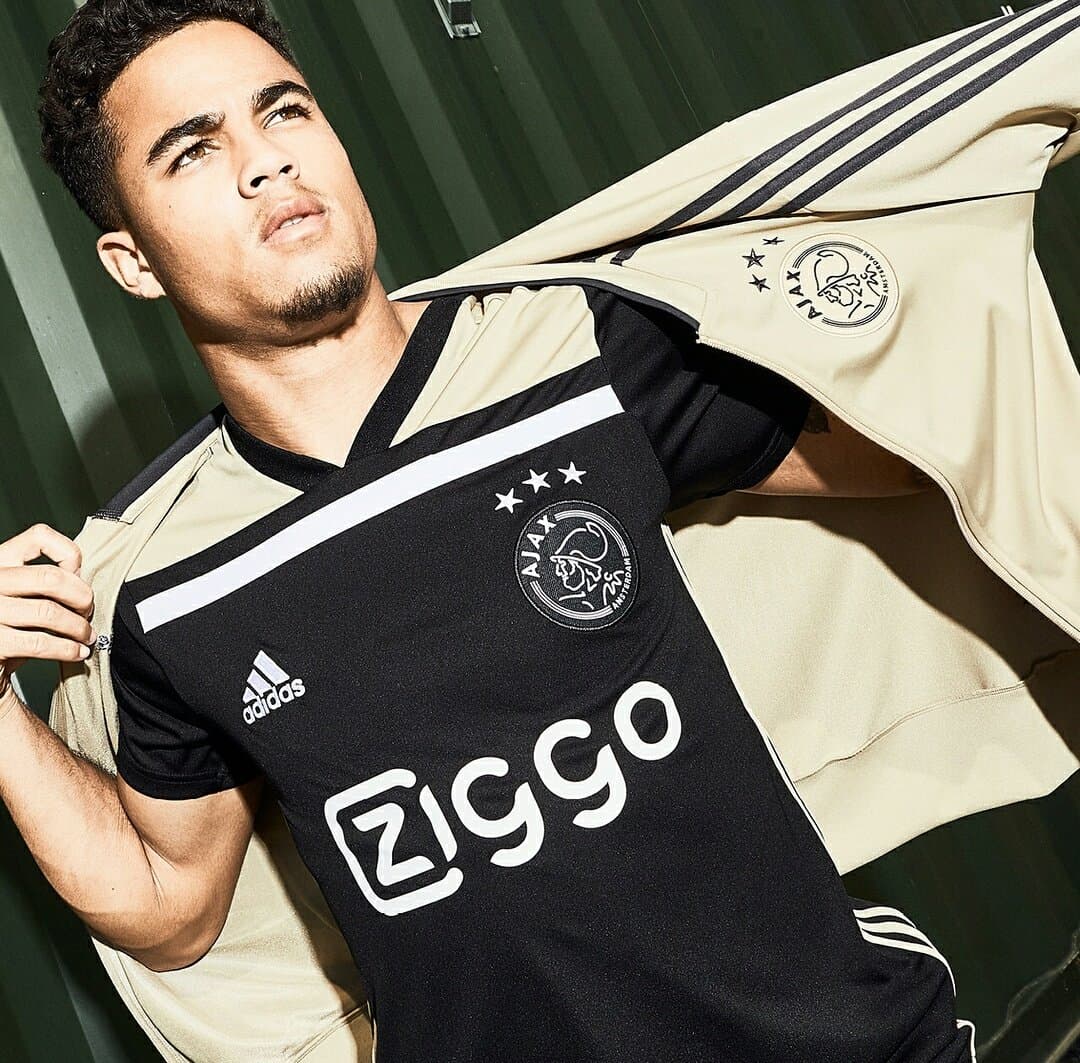 Sin embargo, los colores negro y dorado han recordado una de las playeras más bonitas del equipo en la década del 90.