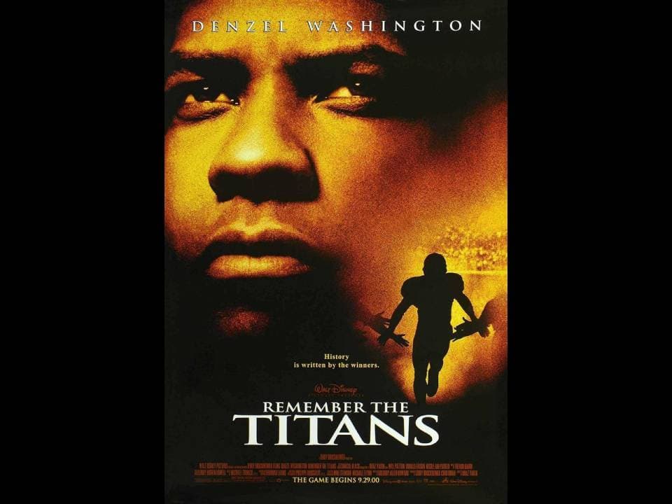 Remember The Titans. Denzel Washington protagoniza la historia de un entrenador de futbol americano que logra la unión del equipo a pesar de las diferencias que existen entre los jóvenes, principalmente el racismo que se vivía en los años setenta en Estados Unidos.