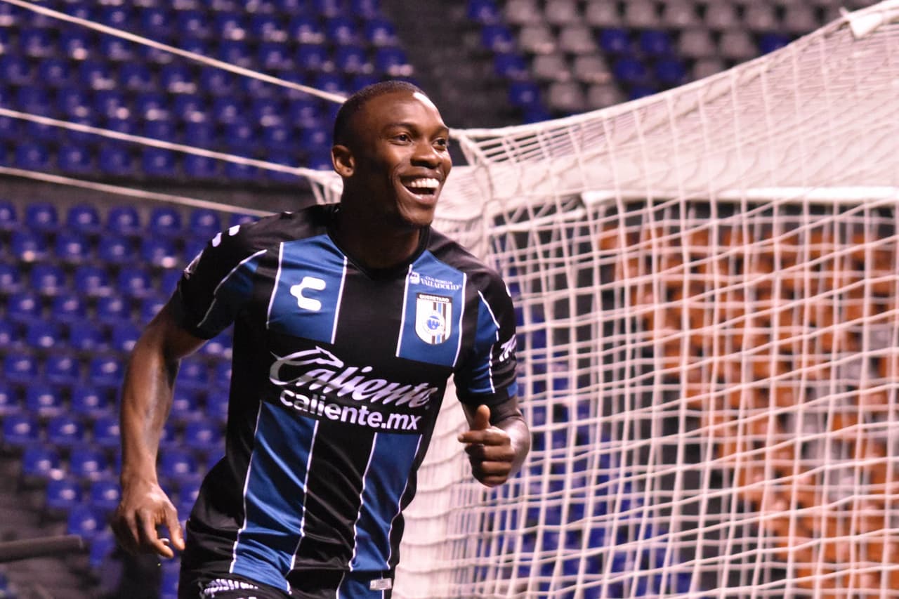 Fabián Castillo desbordó por la parcela izquierda y mandó un potente centro que no pudo rechazar Daniel Arreola y terminó en autogol. Con eso fue suficiente para el triunfo de Querétaro en el Cuauhtémoc ante Puebla.