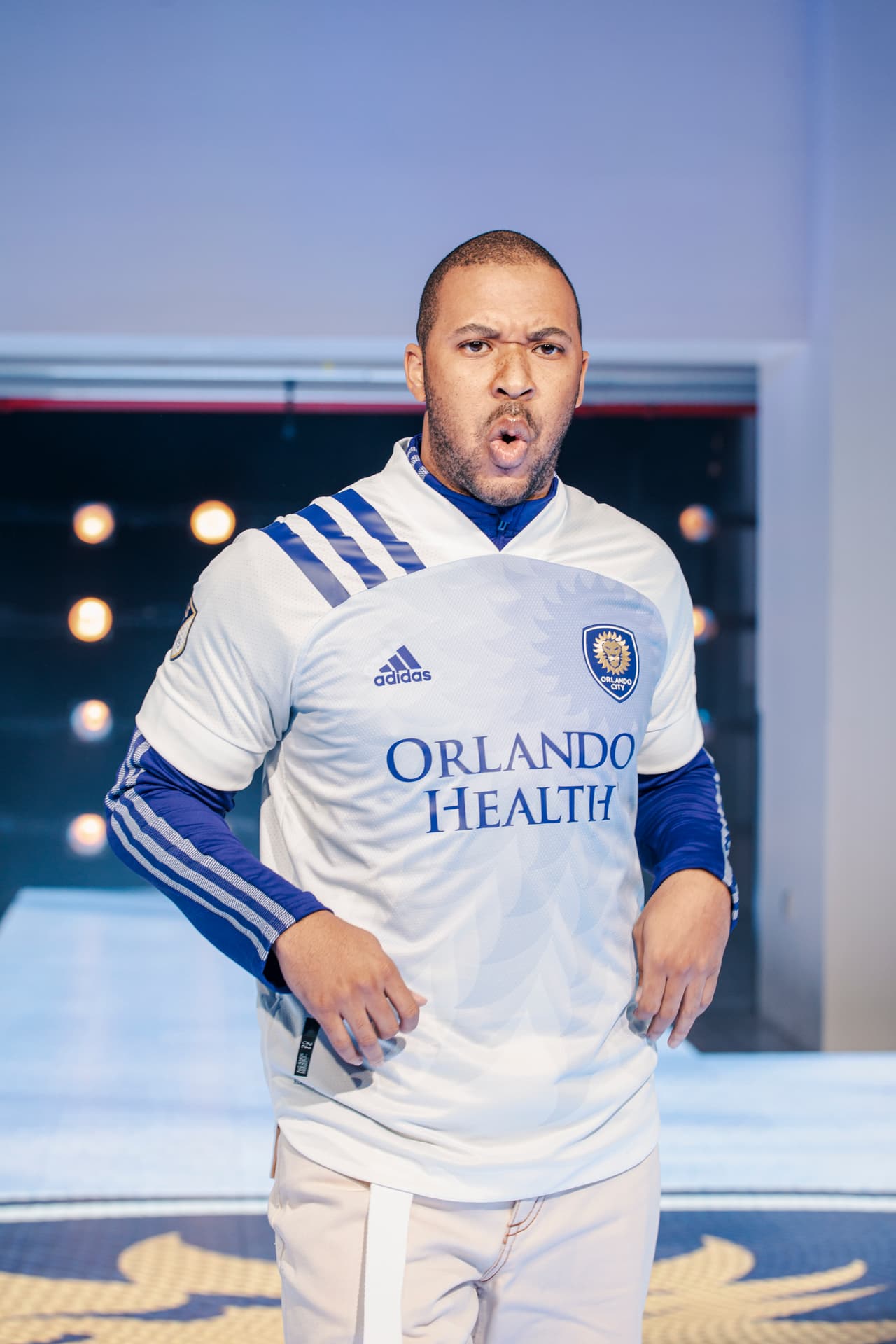 El actor y comediante Scooter Magruder sacó a la luz la nueva prenda alternativa de 'los Leones' de Orlando City SC.