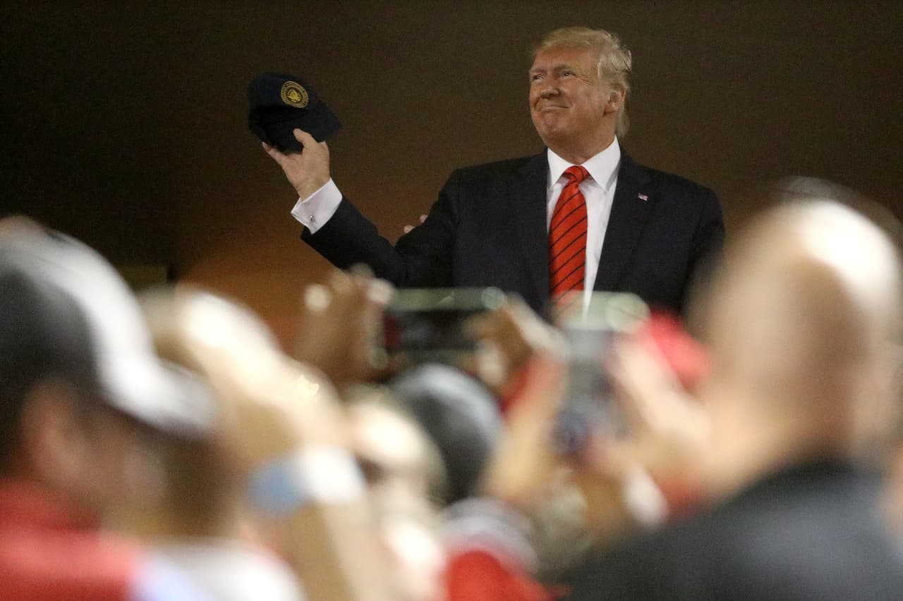 Trump sonrió ante lo sucedido y disfrutó del partido en uno de los palcos del estadio.
