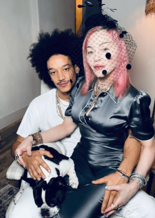 Aunque ni Madonna ni su representante han hecho declaraciones al respecto, la pareja fue vista agarrada de la mano en un balcón de su hotel en Miami en 2019.