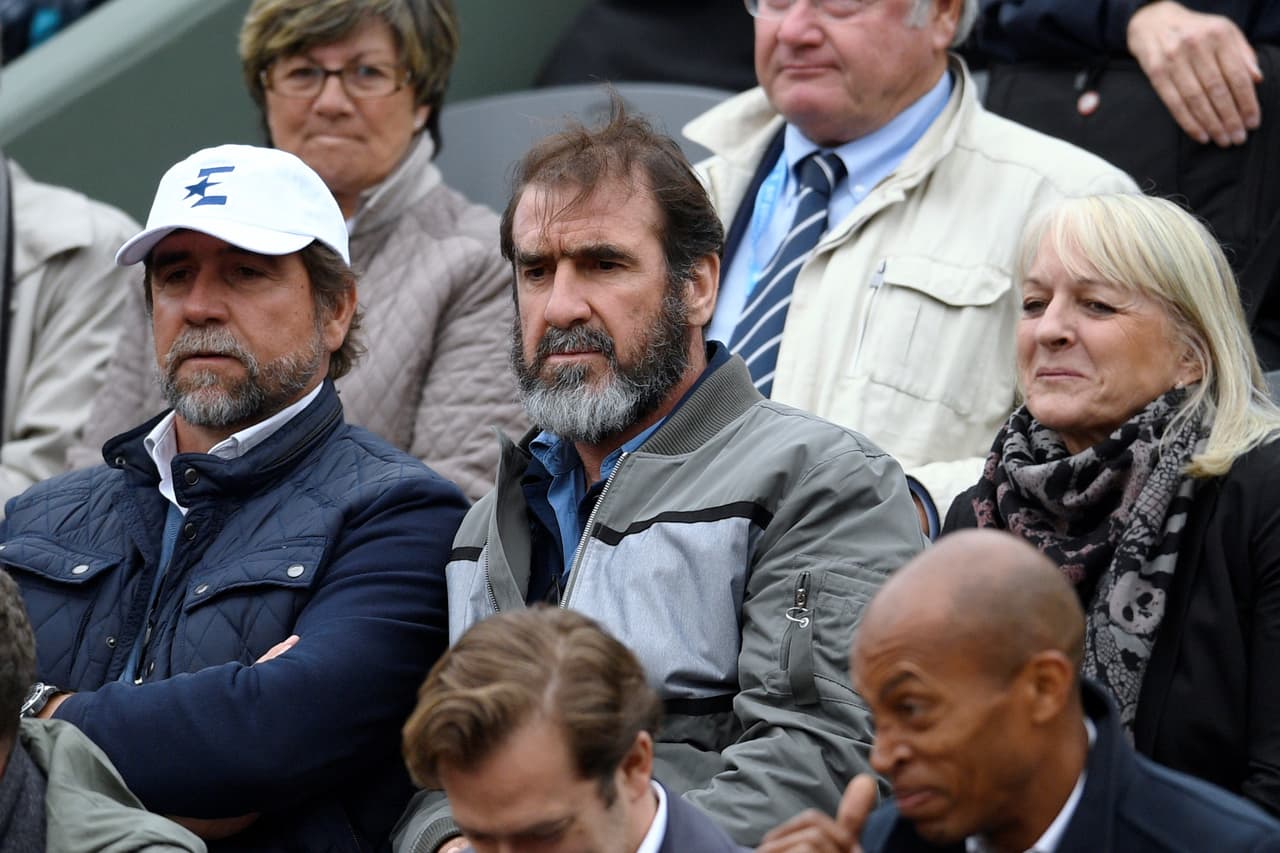 Actualmente, el 'Rey' Cantona trabaja para un canal de televisión en Inglaterra y ha dejado la polémica en su vida personal, por lo menos hasta el momento. Sin duda, un jugador que marcó una huella y se esforzó por no dejar que se borrara.