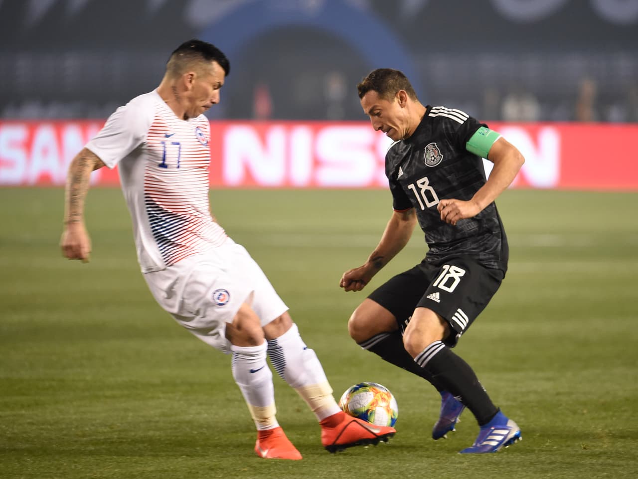 México superó con amplitud y buen fútbol a Chile tras goleada de 3-1.