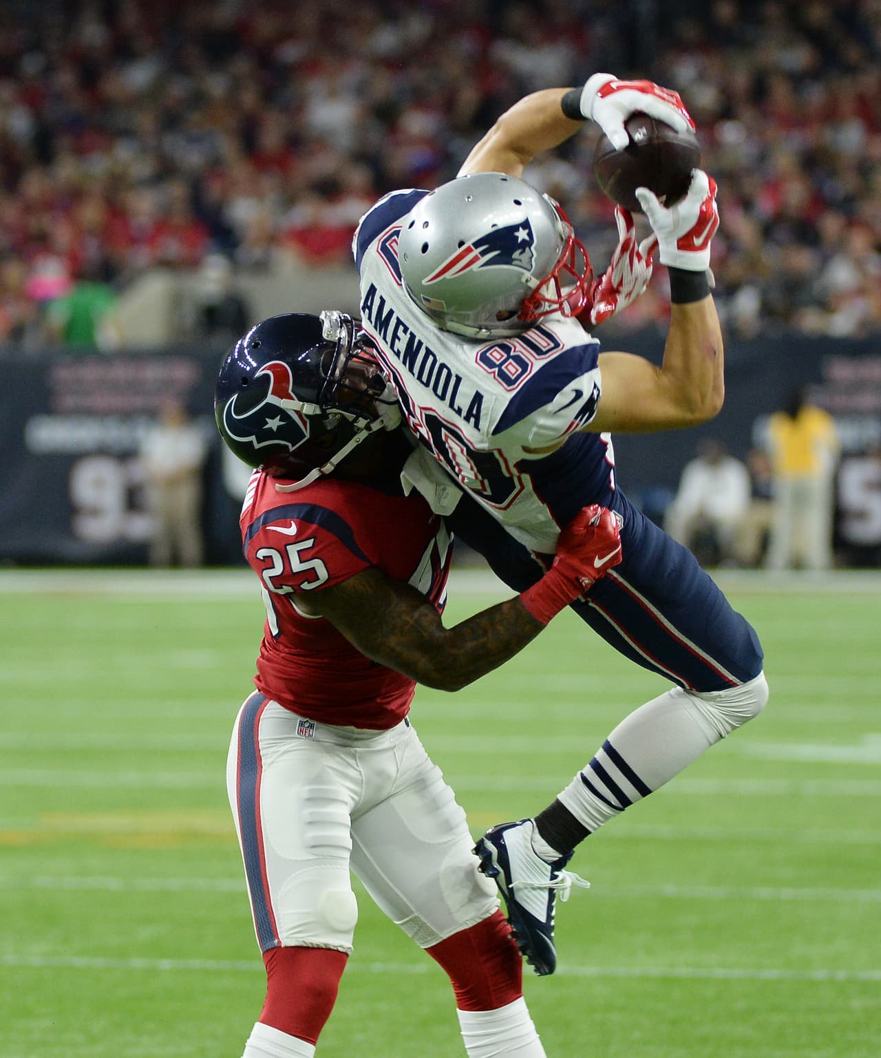 Los Patriots dominaron de principio a fin en una victoria como visitante sobre los Texans amarrando un lugar en Playoffs. Checa las mejores tomas de este duelo con marcador de 27-6.