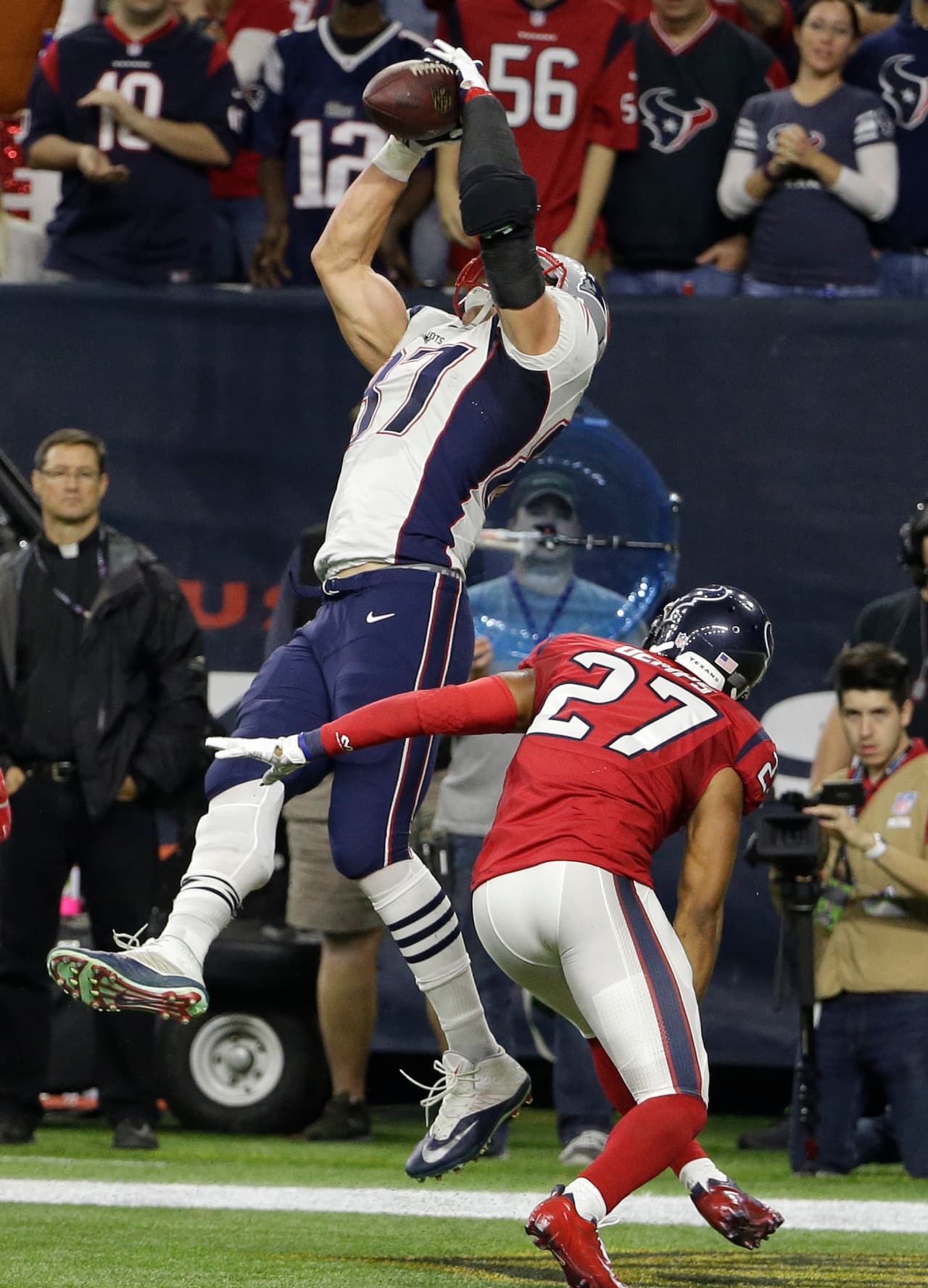 Los Patriots dominaron de principio a fin en una victoria como visitante sobre los Texans amarrando un lugar en Playoffs. Checa las mejores tomas de este duelo con marcador de 27-6.
