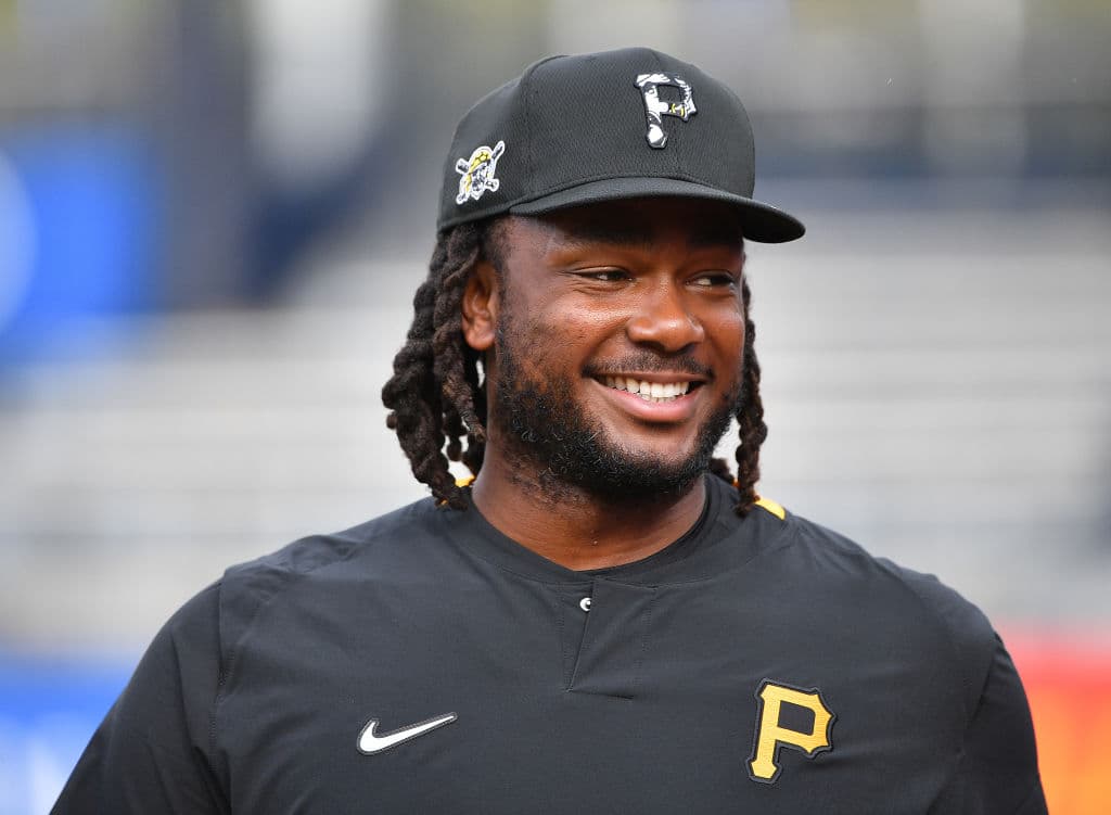 Josh Bell de los Pittsburgh Pirates bromea, juega, disfruta y sonríe en el spring training.