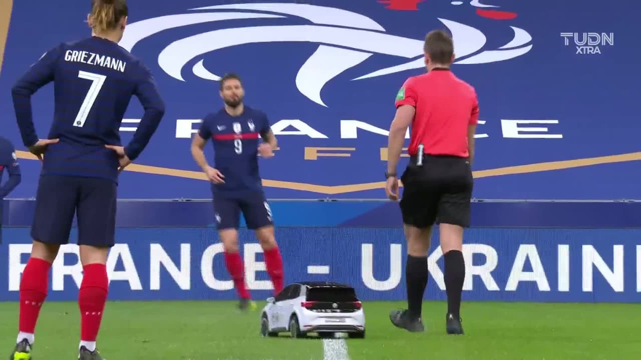 Arranca el partido y la pelota está en juego.