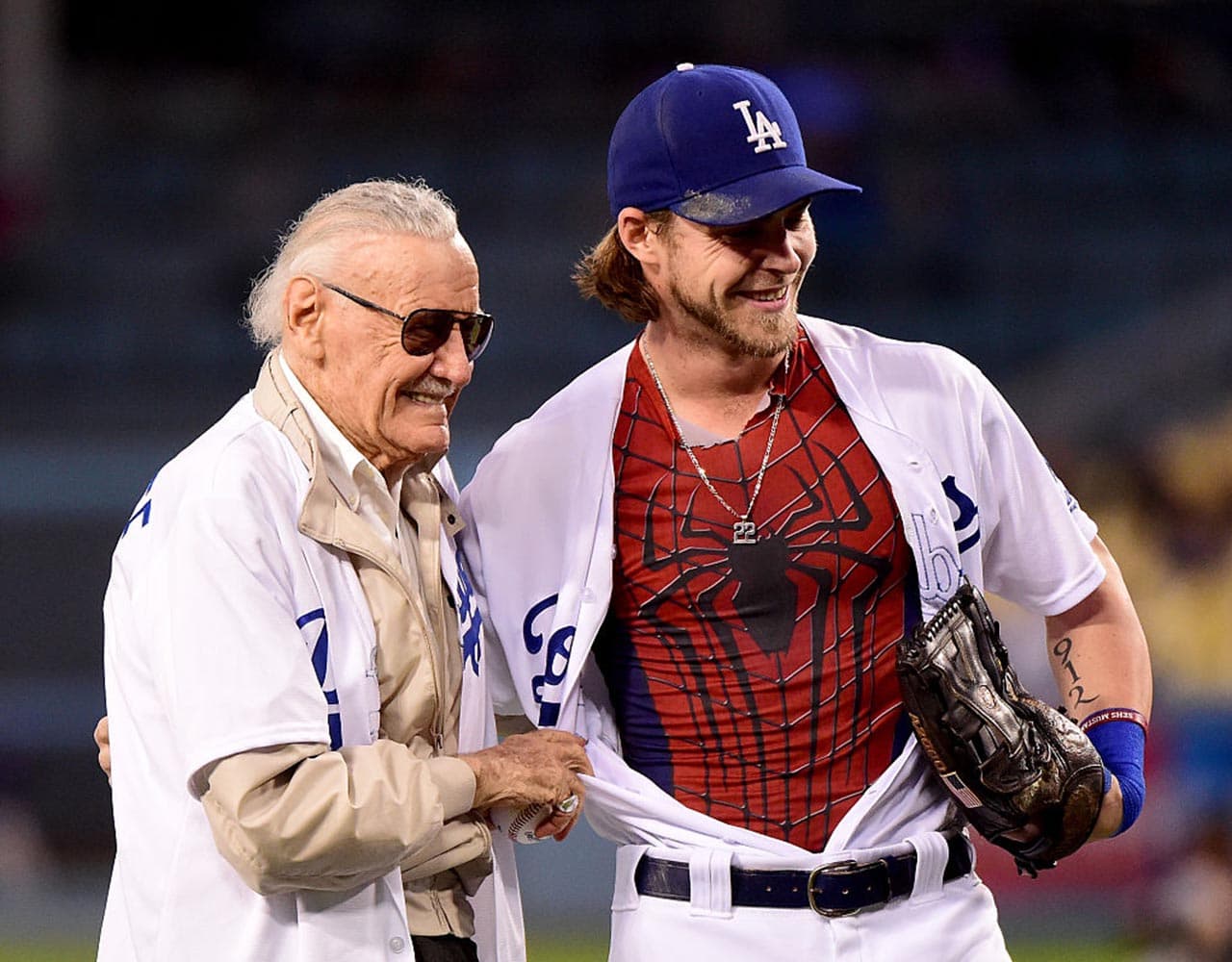 Los Angeles Dodgers también abrieron sus puertas a Stan Lee, incluido el lanzador Josh Reddick (derecha) con el disfraz de Spider-Man.