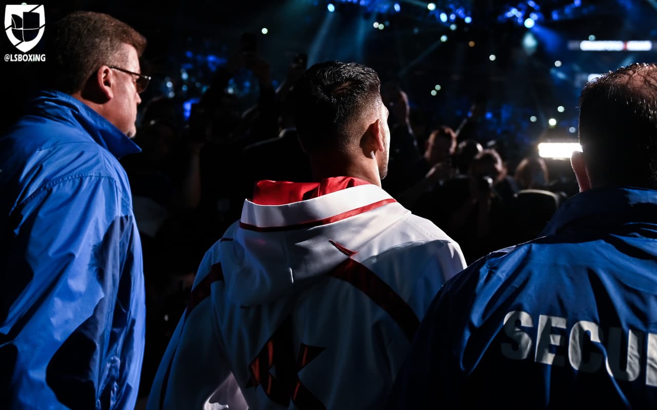 Terence Crawford retuvo su cetro wélter de la OMB tras dominar a Amir Khan en el Madison Square Garden de Nueva York.