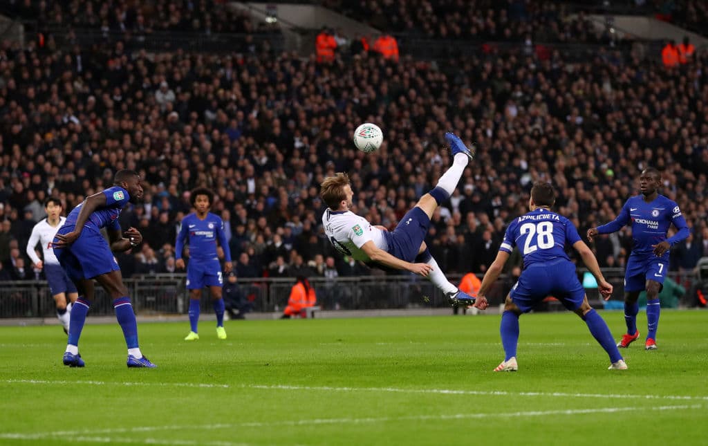 El equipo local empezaba a hacerse presente y a enseñarse peligroso. Aquí una chilena de parte de Harry Kane, el capitán y el corazón de los Spurs. Espectacular jugada que animaba a los suyos.
