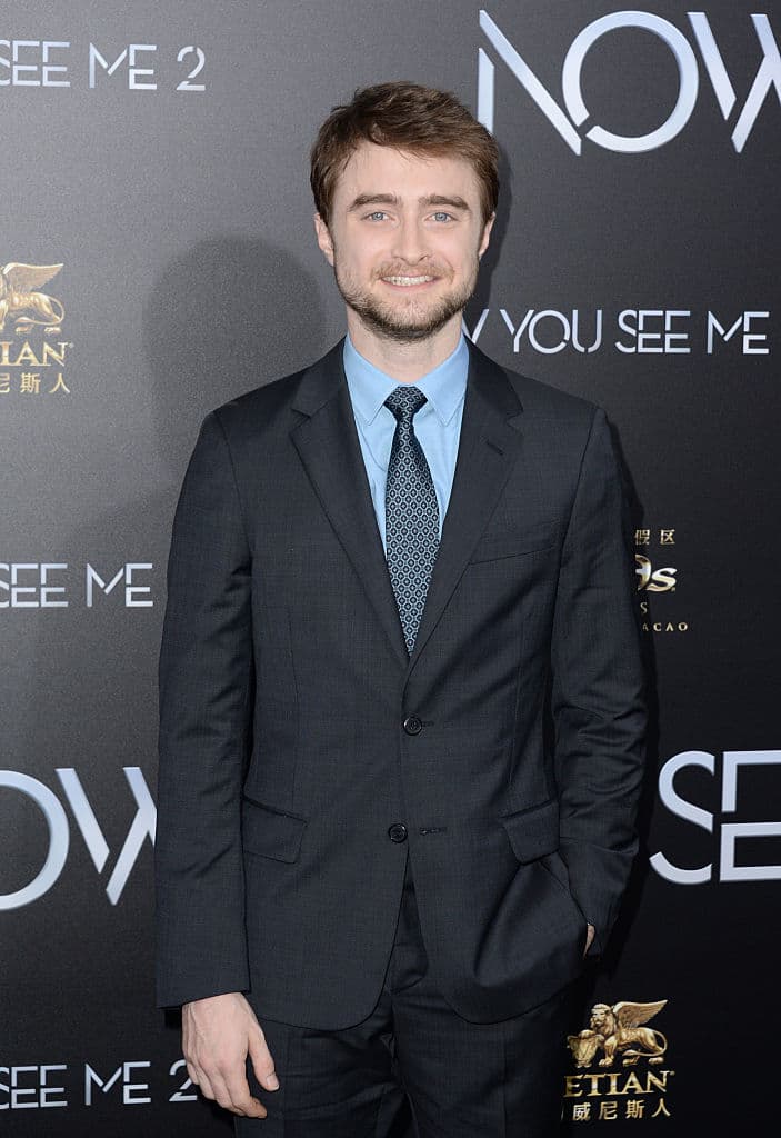 Harry Potter and the Sorcerer's Stone (2001) - El día en que cumple once años, Harry Potter se entera de que es hijo de dos destacados hechiceros, de los que ha heredado poderes mágicos.
<br>