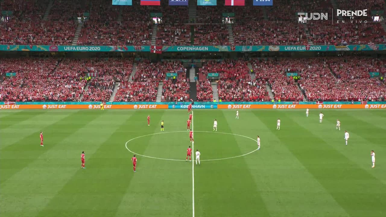 Arranca el partido y la pelota está en juego.