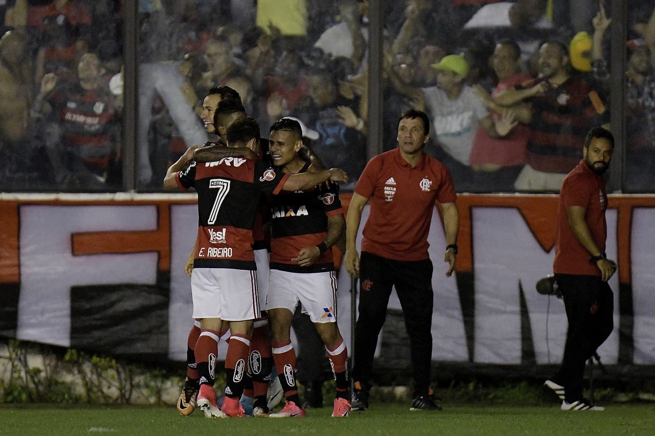 El Flamengo salió victorioso por marcador de 1-0 contra el Vasco y esto despertó la cólera de los torçedores locales.
