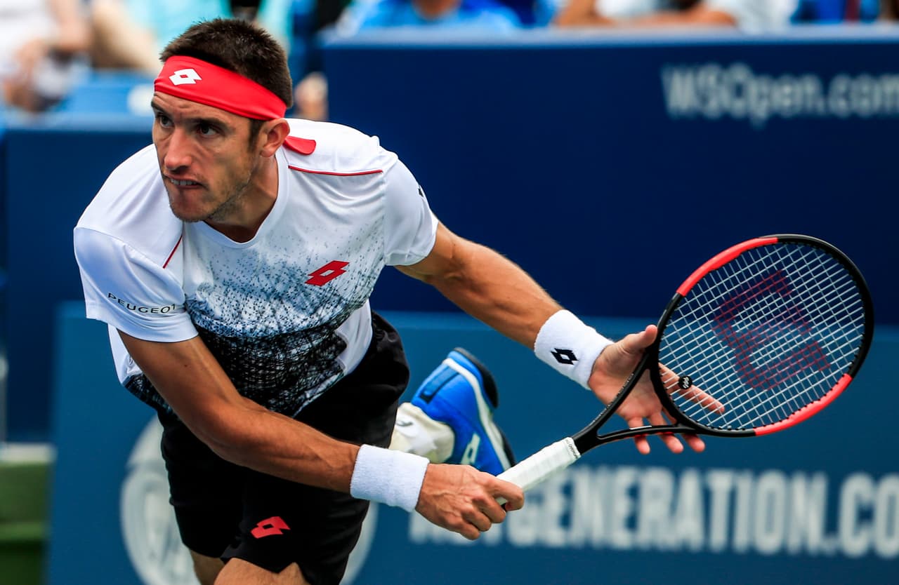 Aún así, Mayer apenas pudo contener a un Federer que sacó a relucir su experiencia.