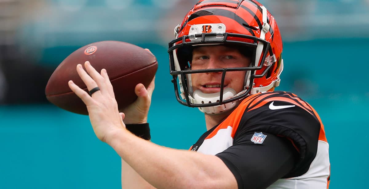 Andy Dalton fue cortado de los Cincinnati Bengals tras nueve años de carrera con ellos. Aunque no hay mercado, se cree que aún tiene opciones para continuar su carrera en la NFL.