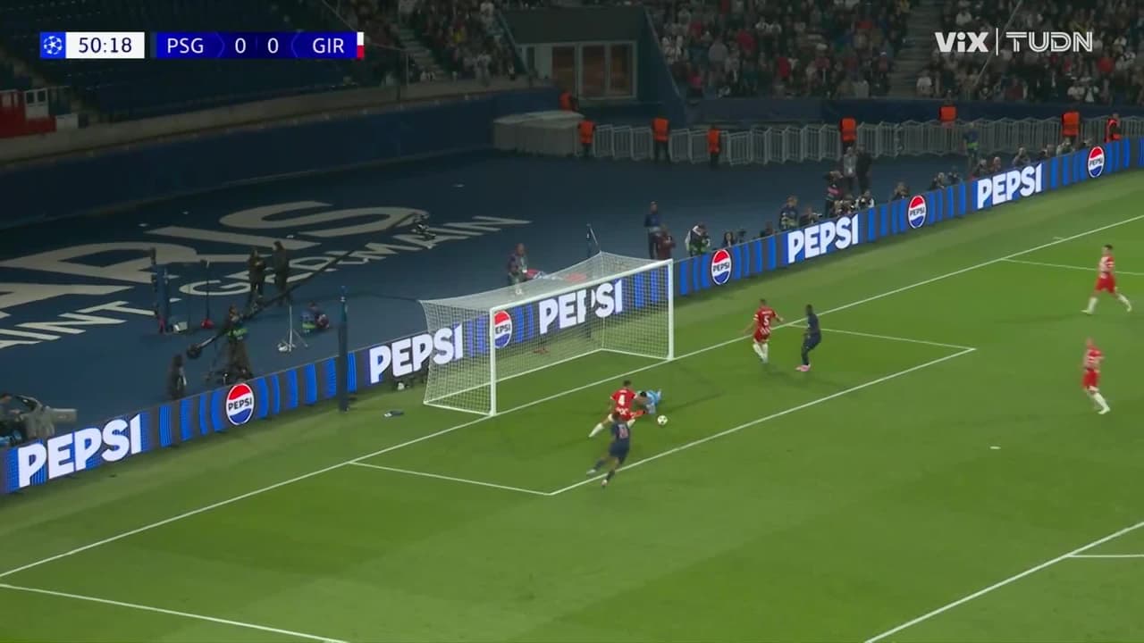 ¡Cerca PSG, el portero deja viva la pelota!