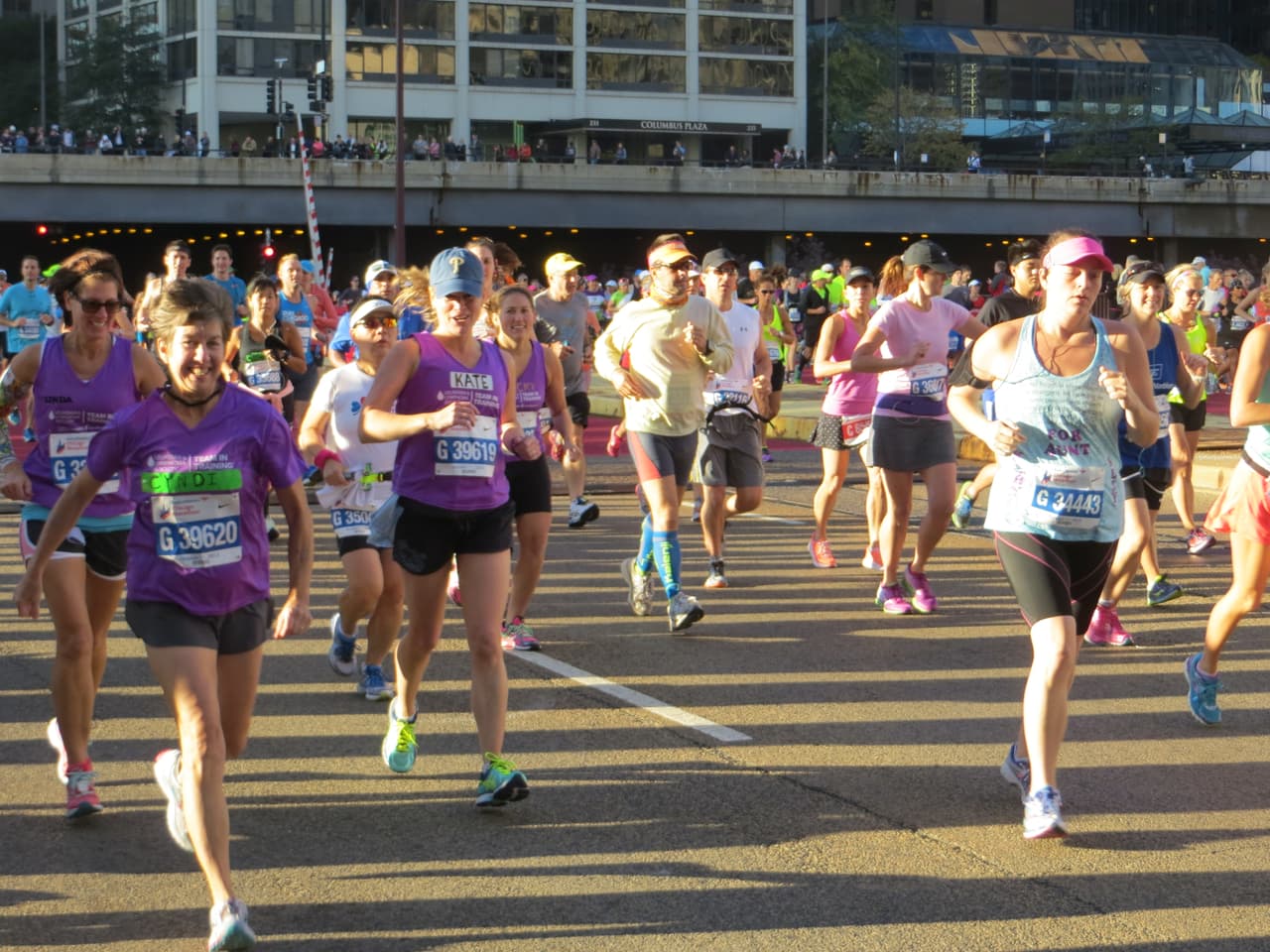 El maratón de Chicago arrancó desde muy temprano con gran energía. Mira fotos del ambiente en este galería.