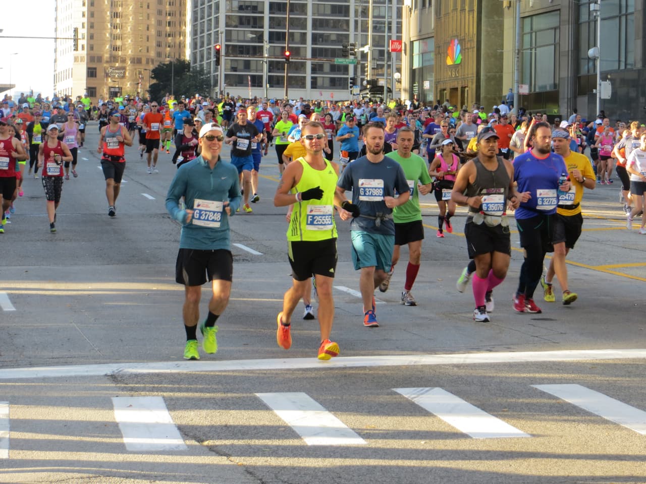 El maratón de Chicago arrancó desde muy temprano con gran energía. Mira fotos del ambiente en este galería.