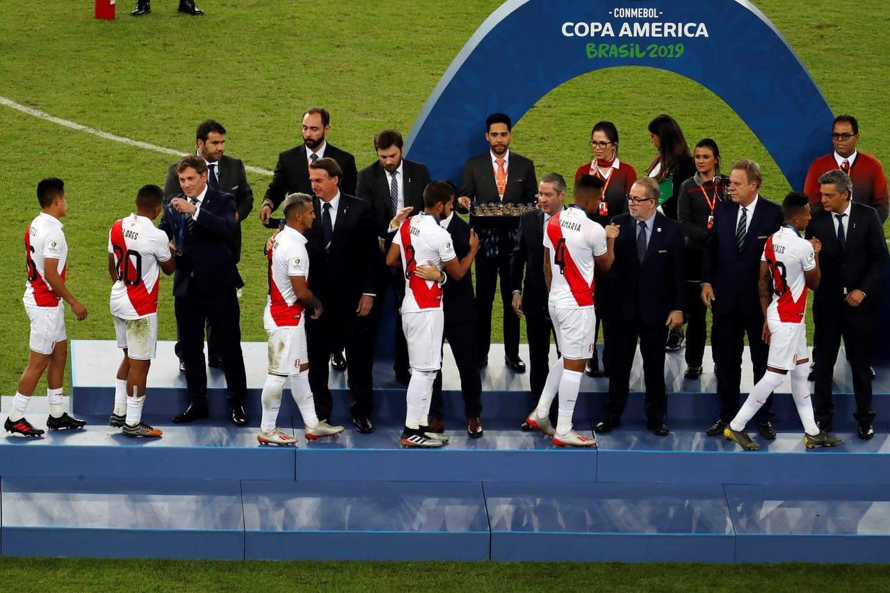 Los jugadores de Perú recibieron la medalla de plata de la Copa América.