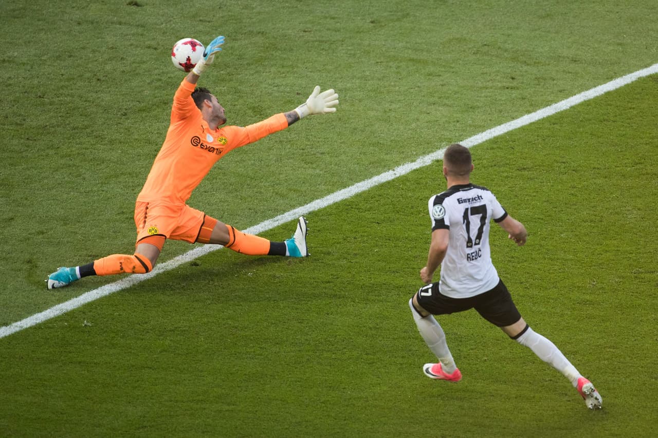 Tras pase de Milac Gacinovic, Ante Rebic le dio el empate al Frankfurt.