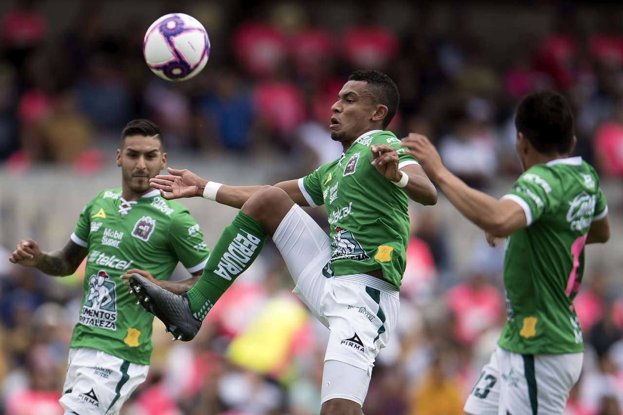 Pumas 1-2 León. Con goles de Macías y Tesillo, para La Fiera; por los locales descontó Carlos González.