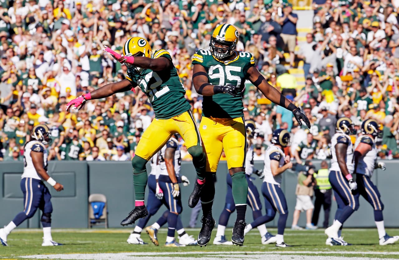 A pesar de dos rarísimas intercepciones en casa, Aaron Rodgers fue salvado por gran actuación de la defensiva para que los Packers vencieran 24-10 a los Rams, aquí las mejores imágenes (AP-NFL).