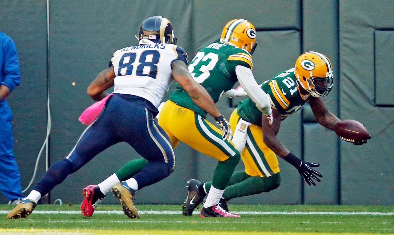 A pesar de dos rarísimas intercepciones en casa, Aaron Rodgers fue salvado por gran actuación de la defensiva para que los Packers vencieran 24-10 a los Rams, aquí las mejores imágenes (AP-NFL).