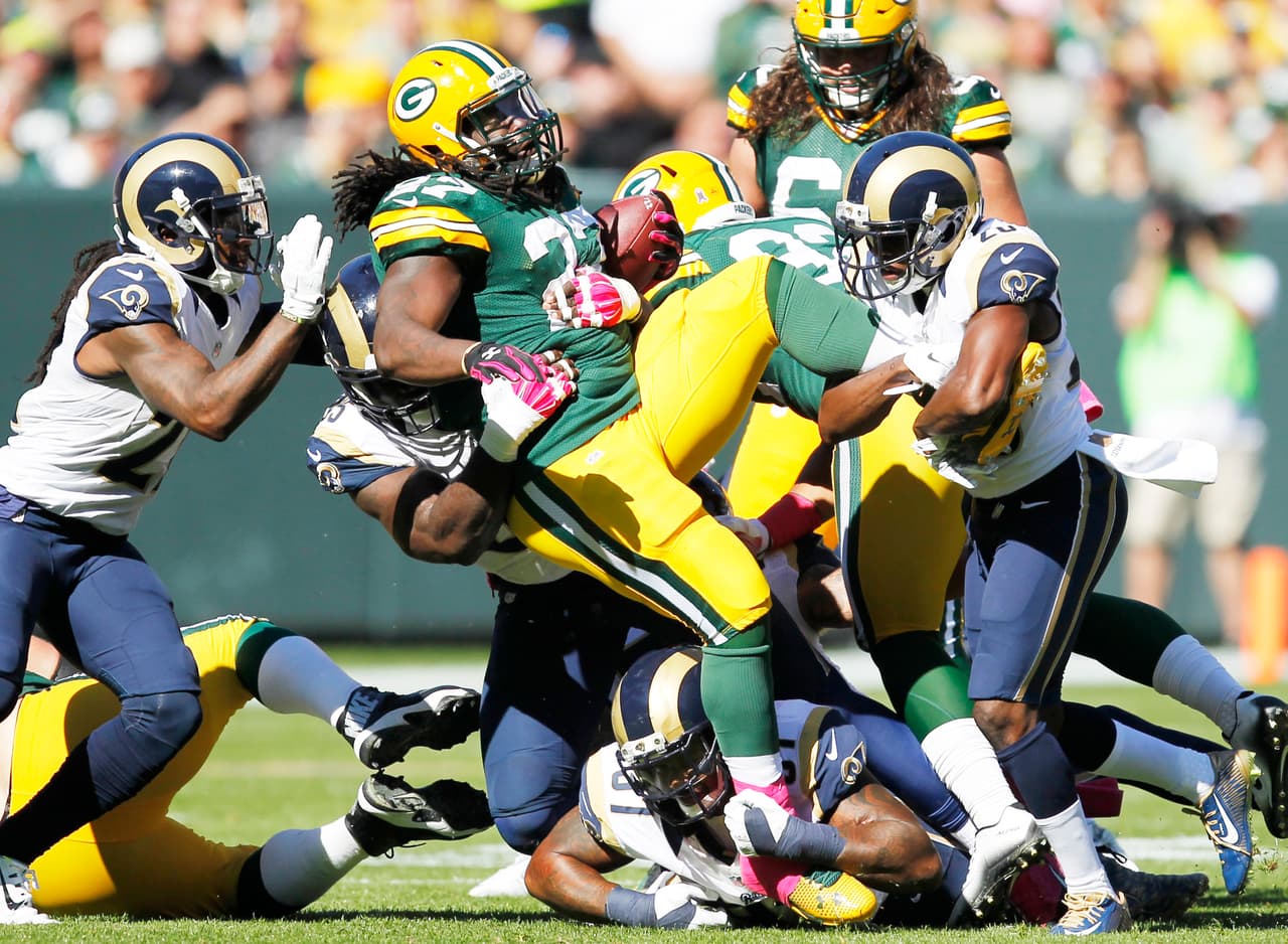 A pesar de dos rarísimas intercepciones en casa, Aaron Rodgers fue salvado por gran actuación de la defensiva para que los Packers vencieran 24-10 a los Rams, aquí las mejores imágenes (AP-NFL).