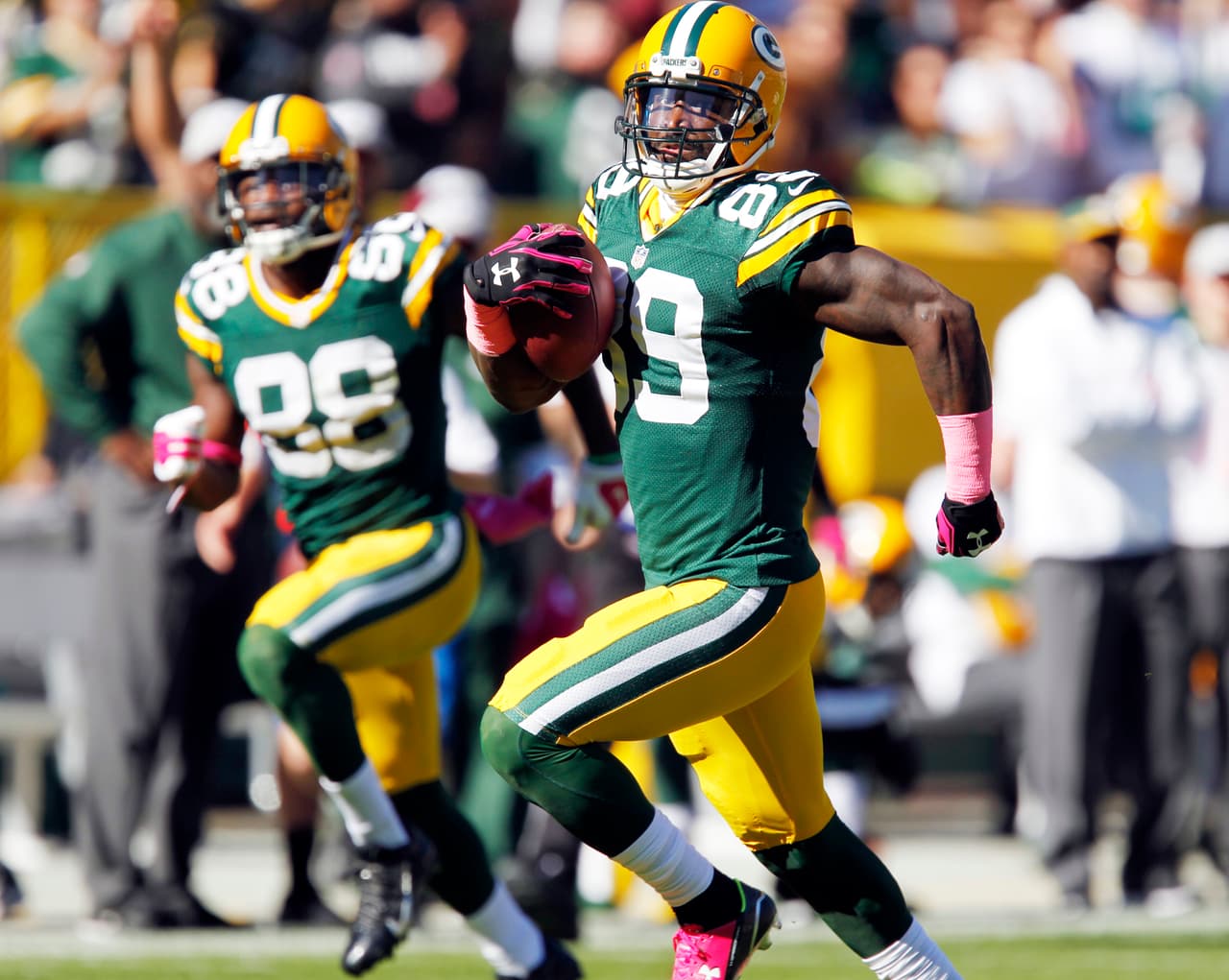 A pesar de dos rarísimas intercepciones en casa, Aaron Rodgers fue salvado por gran actuación de la defensiva para que los Packers vencieran 24-10 a los Rams, aquí las mejores imágenes (AP-NFL).