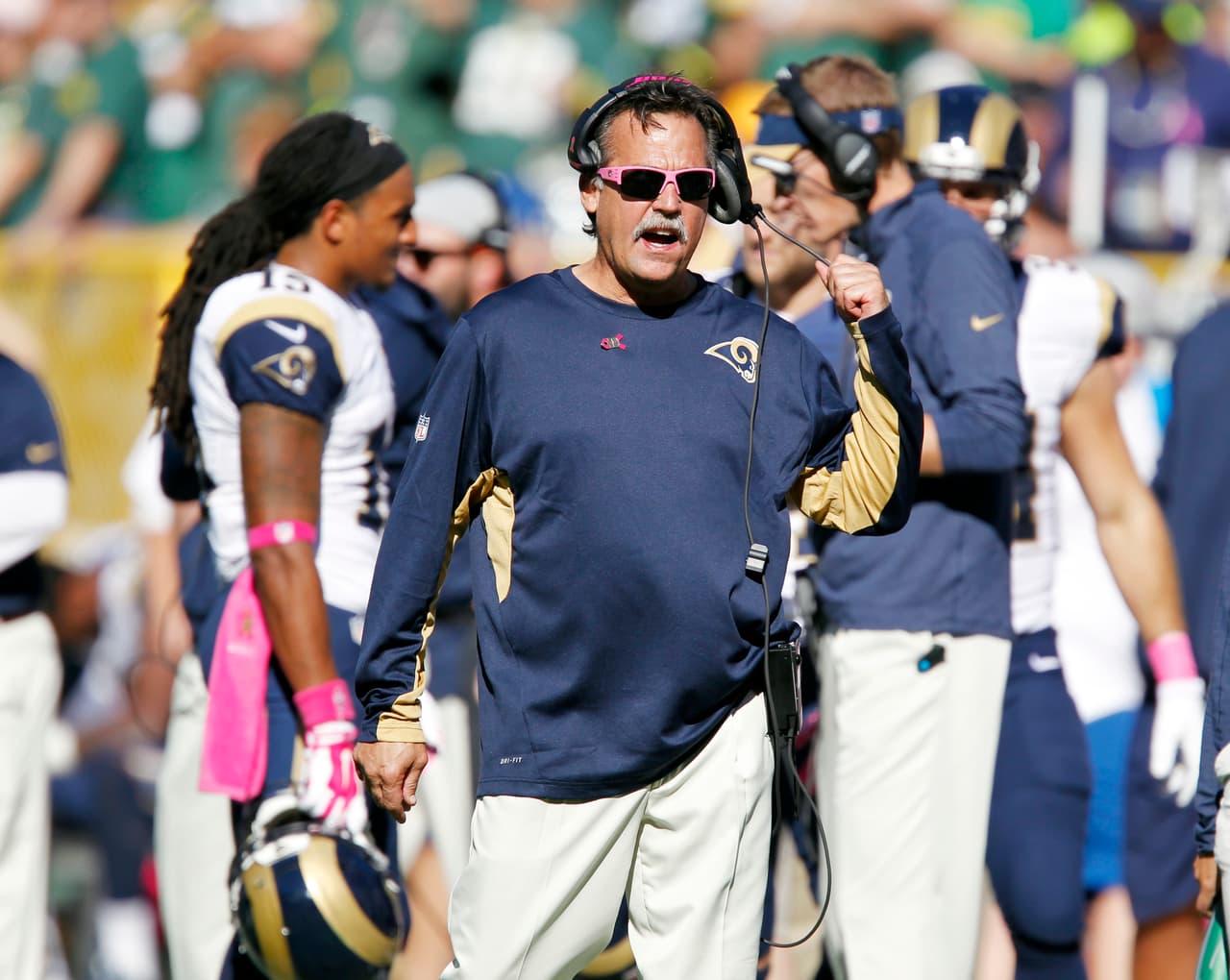 A pesar de dos rarísimas intercepciones en casa, Aaron Rodgers fue salvado por gran actuación de la defensiva para que los Packers vencieran 24-10 a los Rams, aquí las mejores imágenes (AP-NFL).