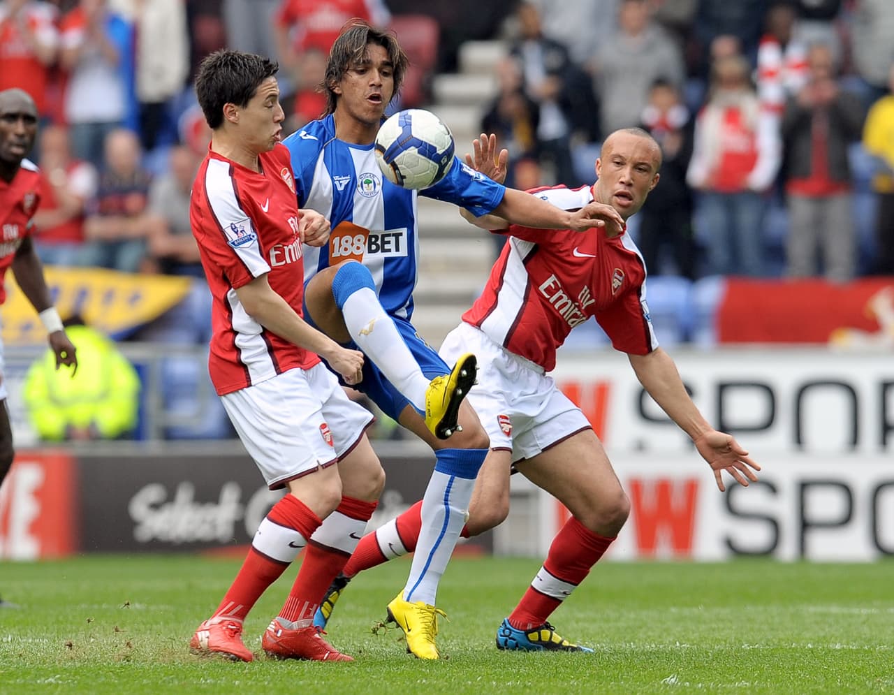 En el 2010 fue prestado al Wigan Athletic de la Premier League, donde no hizo goles en 12 presentaciones.