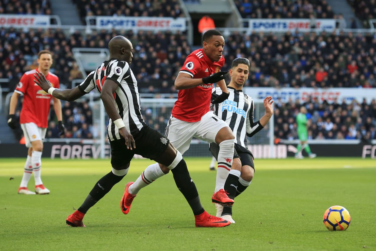 Los atacantes del Manchester intentaron en los minutos finales generar desequilibrio y romper el muro del Newcastle.