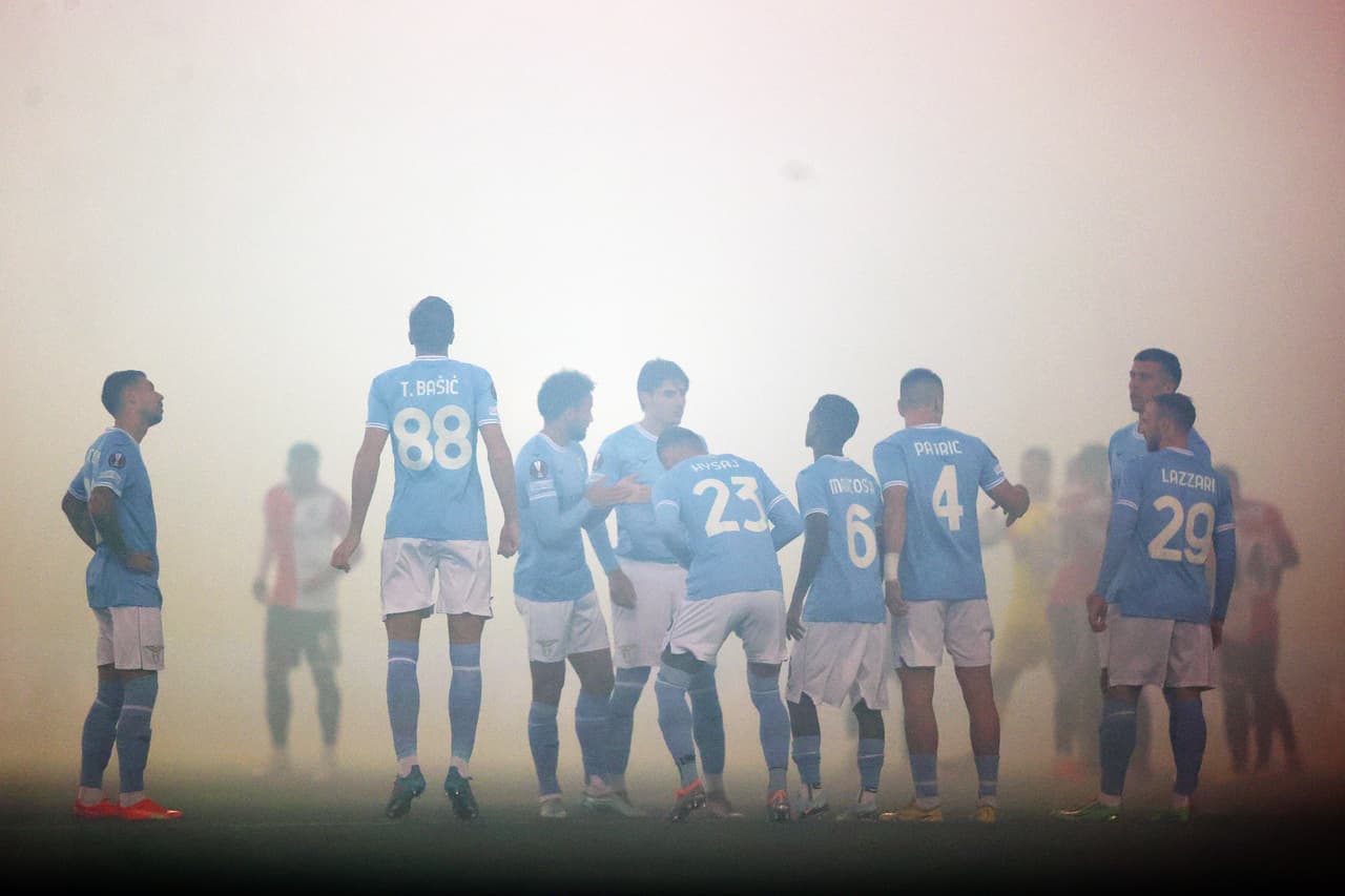 El cuadro del Feyenoord ganó como local a la Lazio con gol del mexicano Santiago Giménez al entrar de cambio y avanzó como líder; Manchester United termina segundo para Playoffs.
