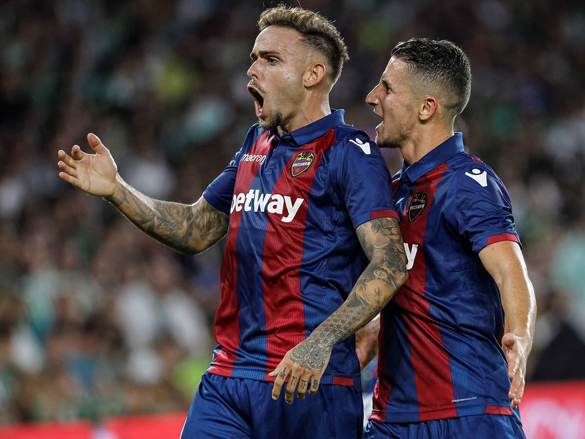 Roger (izquierda) anotó el primer gol de la temporada en España al minuto 38 del partido.