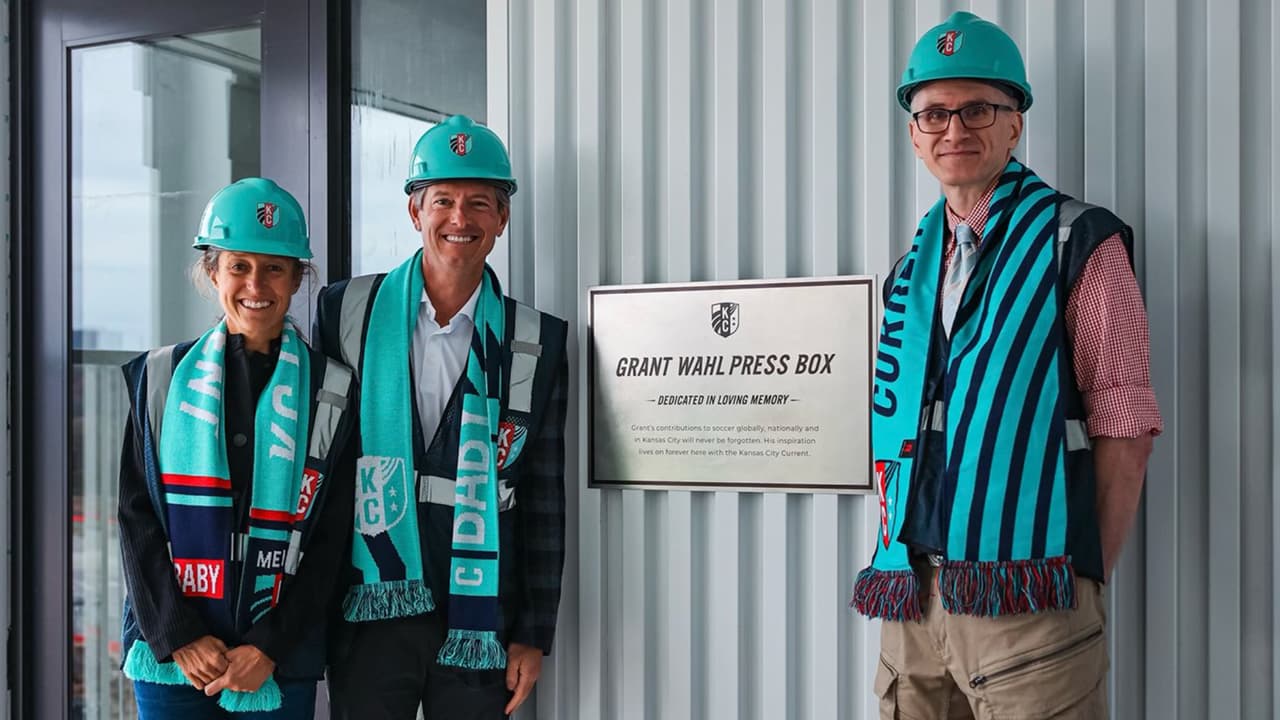 Dedican palco de prensa de estadio a Grant Wahl