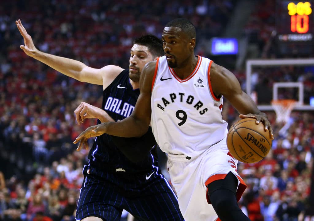 Esta noche Serge Ibaka (9) fue el mejor jugador de los Toronto Raptors saliendo desde la banca, al anotar 13 tantos y además recuperó ocho rebotes. En el Juego 1 apenas produjo cinco unidades.