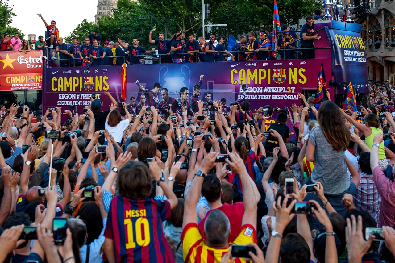 Los jugadores Blaugranas recorrieron las calles de Barcelona y después llegaron al Camp Nou para celebrar su quinta Champions League