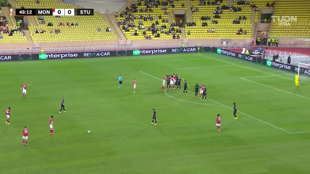 ¡TIRO ATAJADO! disparo por Aurelien Tchouameni.