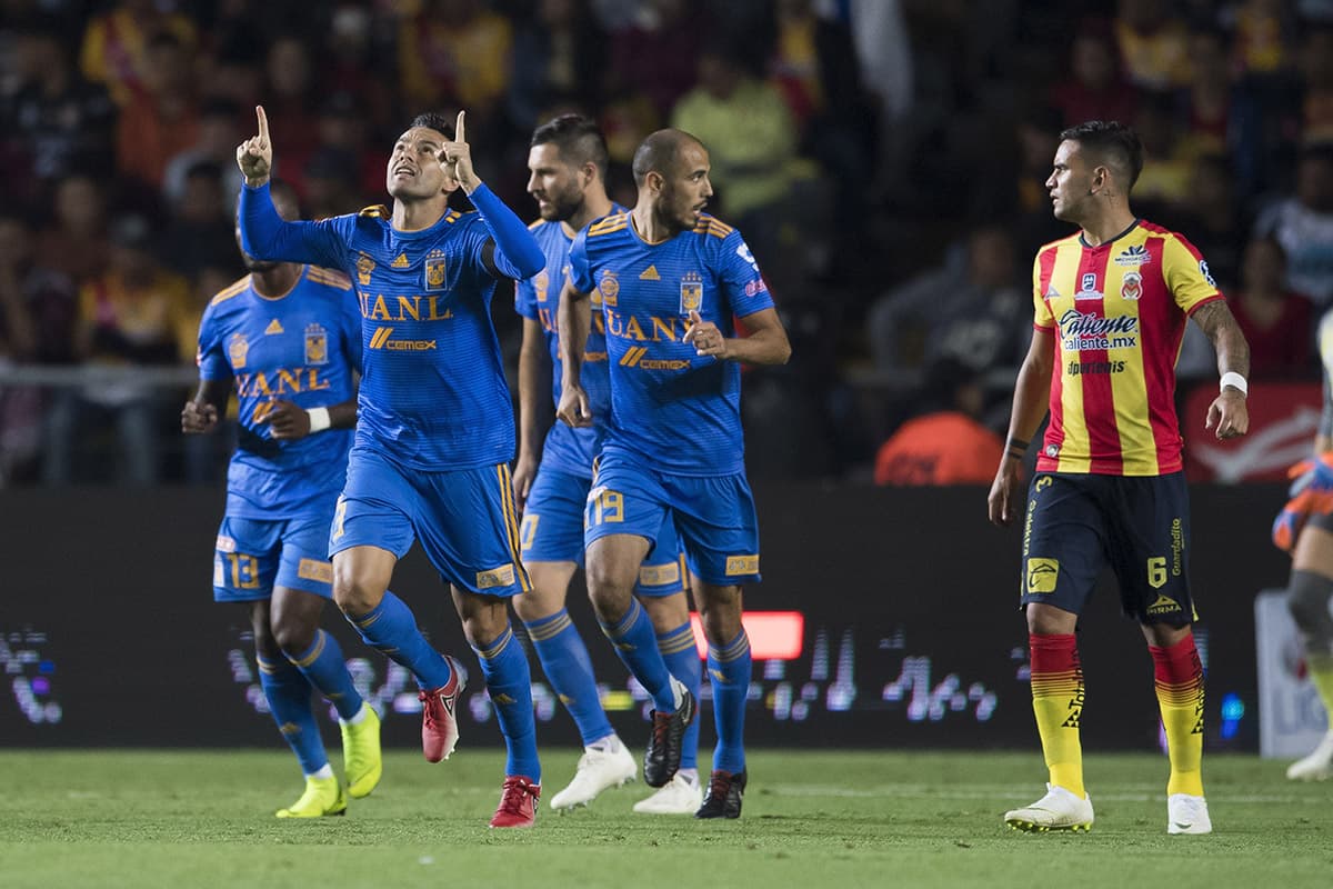 En el primer encuentro de la jornada 15 del Apertura 2018, Tigres UANL superó 2-0 como visitante a Monarcas Morelia en juego de rivales directos en busca de la liguilla.