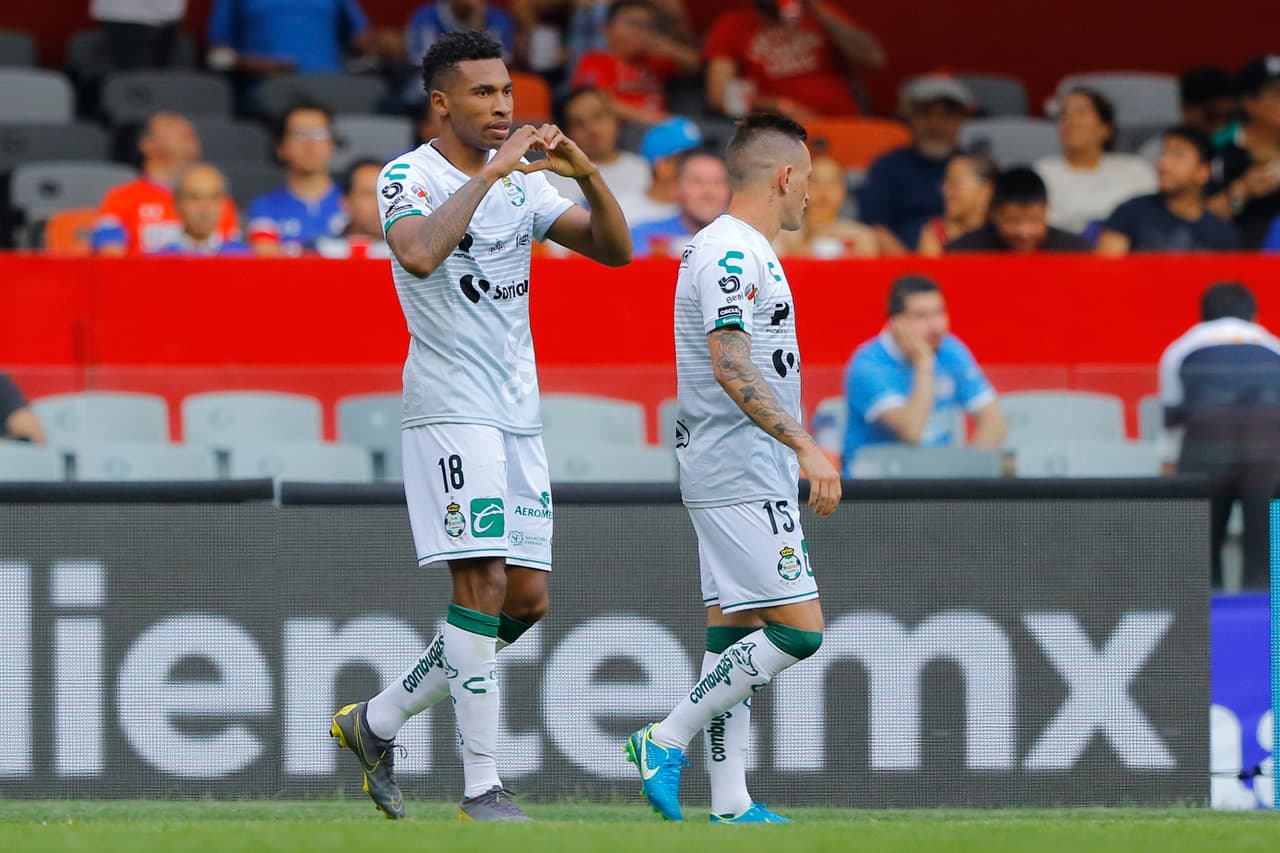 Apenas en el segundo minuto del segundo tiempo, el ecuatoriano Ayrton Pereira (izquierda) anotó el 2-1 para la voltereta de Santos Laguna.