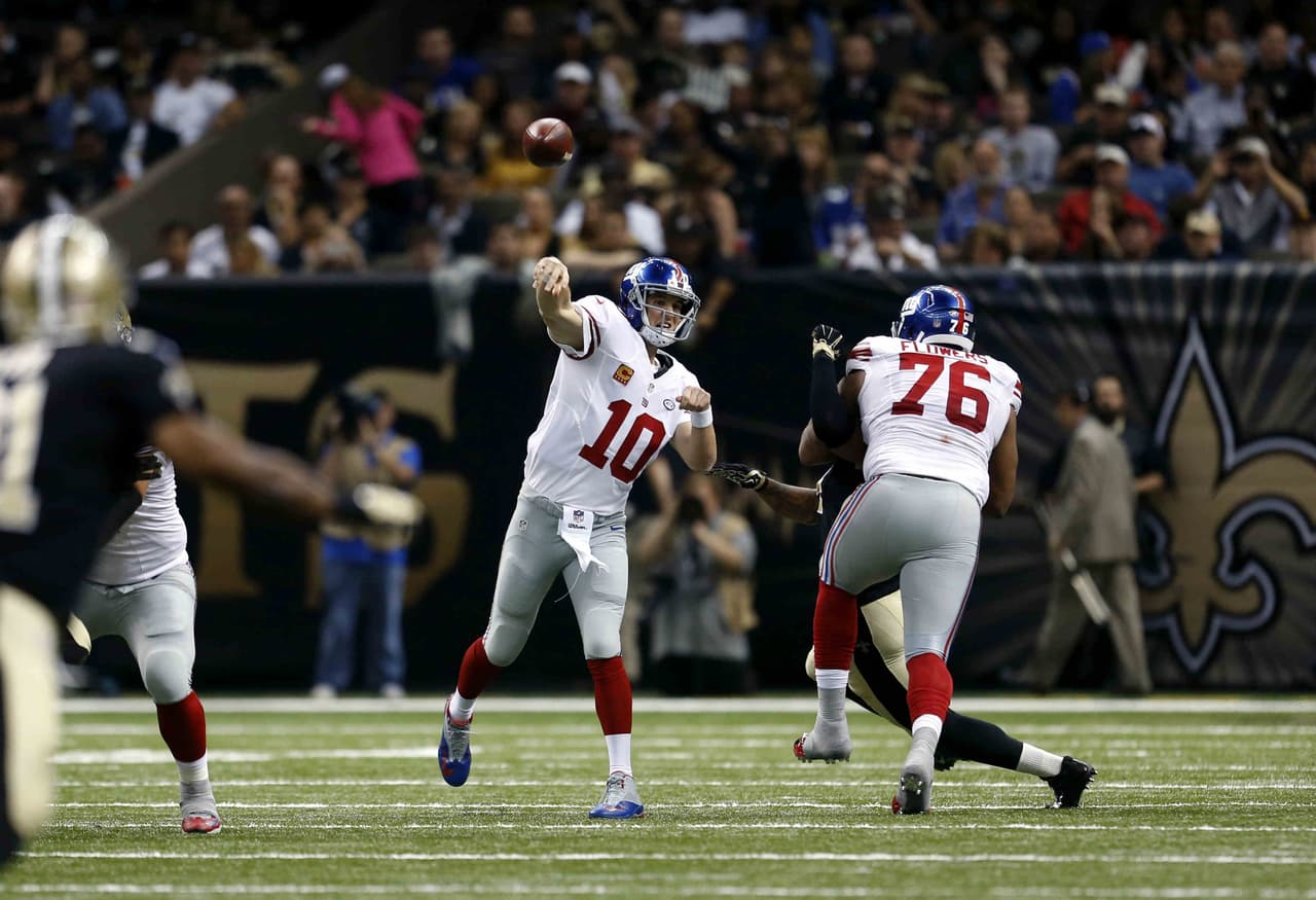 2. ELI MANNING - Nunca en su carrera había lanzado 6 pases de touchdowns en un partido. Además, se fue sin intercepción. Tres envíos de anotación fueron para su receptor favorito, Odell Beckham Jr., pero, perdió el partido, algo inusitado para un QB tan productivo en un partido.
