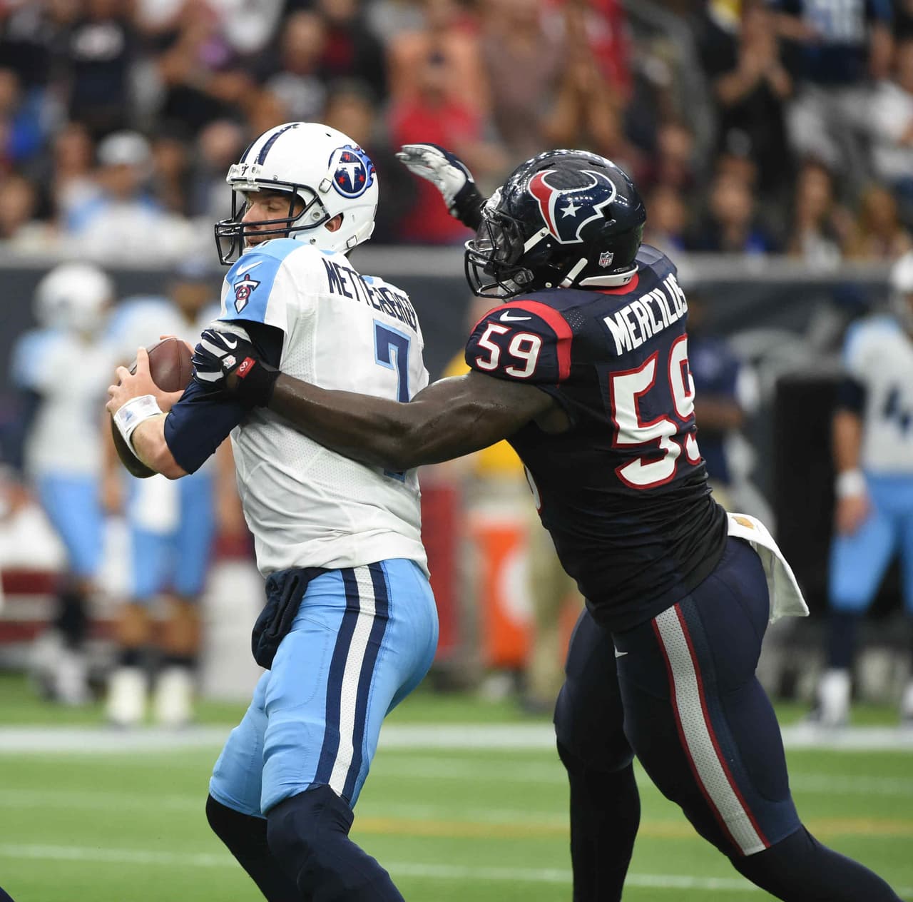 9. WHITNEY MERCILUS - La defensiva de los Texans dejó en 211 yardas totales a los Tennessee Titans. Entre los jugadores que brillaron está el linebacker Whitney Mercilus quien hizo 6 tackledas el solo y una con asistencia, pero lo mejor fueron sus 3.5 capturas de quarterback. Houston tuvo 7 sacks en total.
